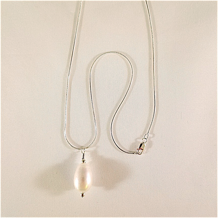 Pearl-pendant-on-silver-snake-chain-3-1.jpg